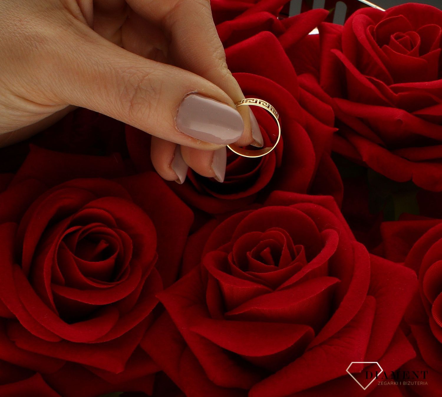 Złoty pierścionek 585 obrączka wzór grecki rozmiar 10 PI 4554 to złoty damski pierścionek wykonany z wysokiej próby złota 585. Idealna obrączka ze wzorem greckim nadaje pierścionkowi nowoczesnego wyglądu (4).jpg